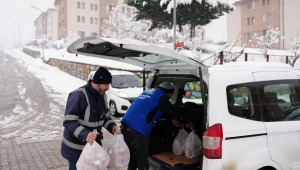 Sıcak yemek servisi ihtiyaç sahiplerine ulaşıyor