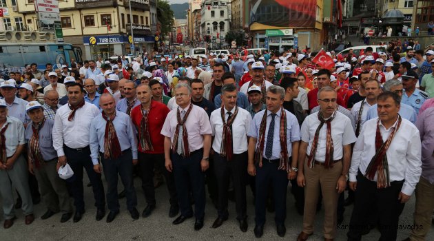 Türk Bayrağı Boydan Boya Rize Sokaklarında